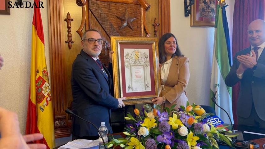 Saudar recibe el reconocimiento a 40 aos de un trabajo desinteresado por la historia y cultura de Jdar El Ayuntamiento de Jdar le entrega la Medalla de Oro de la ciudad en el acto institucional con motivo del Da de Andaluca - . 